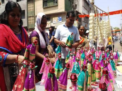 Chaitanya in the market on New Year | नववर्षानिमित्त बाजारपेठेत चैतन्य