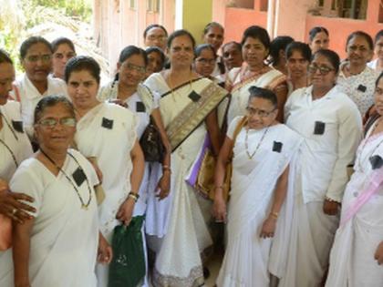 Neutral behavior by the office-bearers of blackmail by protesters | अधिकाऱ्याने दिलेल्या अपमानास्पद वागणुकीचा परिचारिकांनी काळ्या फिती लावून केला निषेध Neutral behavior by the office-bearers of blackmail by protesters | अधिकाऱ्याने दिलेल्या अपमानास्पद वागणुकीचा परिचारिकांनी काळ्या फिती लावून केला निषेध
