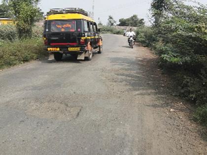 Pits on Dondicha-Sakri road | दोंडाईचा-साक्री रस्त्यावर खड्डे