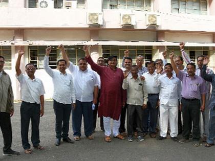 Traders protest recent halt | व्यापाऱ्यांवरील हल्याच्या घटनेचा निषेध Traders protest recent halt | व्यापाऱ्यांवरील हल्याच्या घटनेचा निषेध
