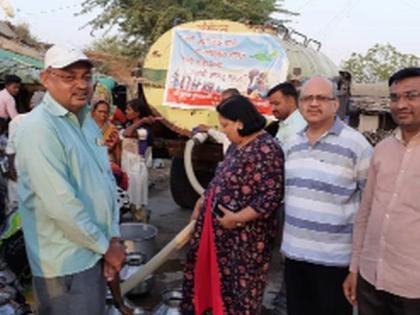 Helping Pimpri village by providing water to the tanker | टॅँकरने पाणी पुरवून पिंपरी गावाला मदतीचा हात Helping Pimpri village by providing water to the tanker | टॅँकरने पाणी पुरवून पिंपरी गावाला मदतीचा हात