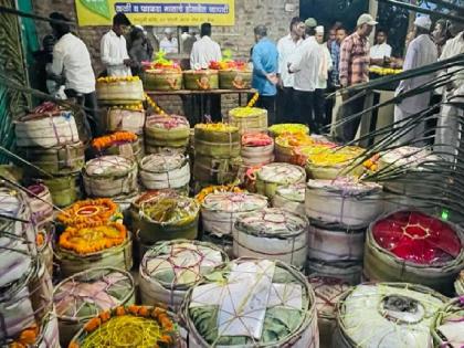 Veeda paan market on Lakshmi Puja, huge export from Miraj | लक्ष्मी पूजनाच्या मुहुर्तावर विड्याच्या पानांचा बाजार तेजीत, मिरजमधून मोठ्या प्रमाणात निर्यात 