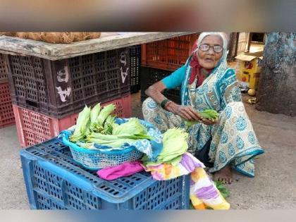 An 86-year-old woman in chandrapur lives a self-sufficient life by selling paan | विड्याची पानं विकून ८६ वर्षीय वृद्धा जगते आत्मनिर्भर आयुष्य