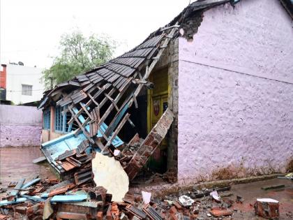 The building of Pachgaon Kendra School in Kolhapur collapsed due to rain | कोल्हापुरातील पाचगाव केंद्र शाळेची इमारत पावसाने ढासळली, रात्रीच्या घटनेने अनर्थ टळला The building of Pachgaon Kendra School in Kolhapur collapsed due to rain | कोल्हापुरातील पाचगाव केंद्र शाळेची इमारत पावसाने ढासळली, रात्रीच्या घटनेने अनर्थ टळला