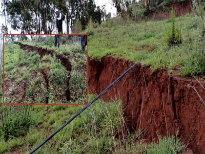 Heavy rain caused huge cracks in the mountain at Dandeghar in Mahabaleshwar taluka | सातारा: अतिवृष्टीमुळे दांडेघर येथील डोंगराला पडल्या मोठ्या भेगा, शेजारील शाळेच्या इमारतीला धोका