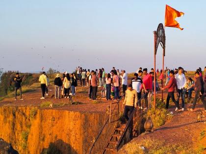 During the Diwali season, the table land in Panchgani is crowded with tourists | दिवाळीच्या हंगामात पाचगणीतील टेबल लँन्ड पर्यटकांनी गजबजले