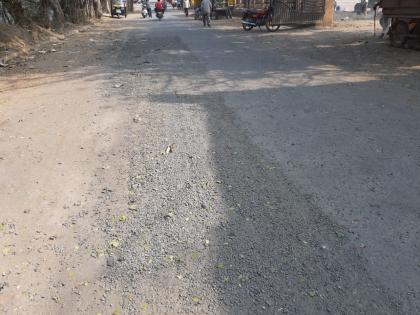 Road patching in Khamgaon is of poor quality | खामगावातील रस्त्यांचे पॅचिंग निकृष्ट दर्जाचे