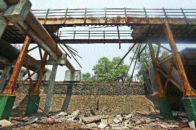 The collapsed pedestrian bridge due to amendment | दुरुस्ती रखडल्याने कोसळला पादचारी पूल