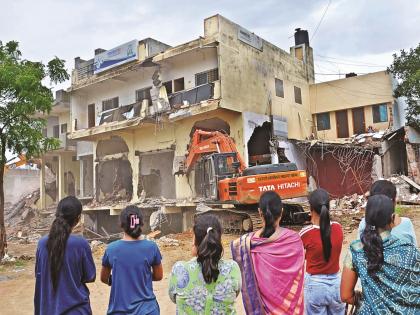 585 toll encroachments in Padegaon-Mitmitia; Municipal Corporation, police on the road | पडेगाव-मिटमिट्यात ५८५ टोलेजंग अतिक्रमणांवर हातोडा; मनपा, पोलिस रस्त्यावर 585 toll encroachments in Padegaon-Mitmitia; Municipal Corporation, police on the road | पडेगाव-मिटमिट्यात ५८५ टोलेजंग अतिक्रमणांवर हातोडा; मनपा, पोलिस रस्त्यावर