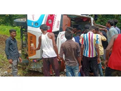 The driver lost control and the Travels plunged 20 feet down into the ravine in pendari ghat. 4 to 5 passengers seriously injured | पिकनिकसाठी प्रवाशांना घेऊन निघालेली ट्रॅव्हल्स २० फूट खोल दरीत कोसळली, ३१ जण जखमी