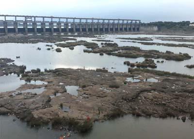 The barrel water is being released without the order | आदेशाविना सोडले जातेय शहादा तालुक्यातील प्रकाशा बॅरेजचे पाणी