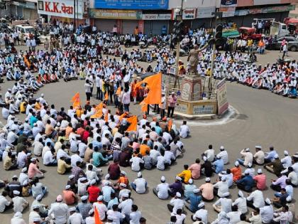 Traffic on Chakkajam, Pune-Pandharpur route disrupted in Phaltan; Maratha community demand for reservation | फलटणमध्ये चक्काजाम, पुणे-पंढरपूर मार्गावरील वाहतूक खोळंबली; मराठा समाजाची आरक्षणाची मागणी