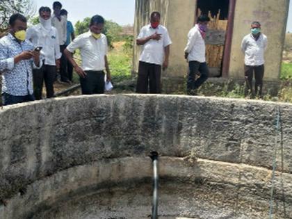 Team inspects scarcity-hit villages | टंचाईग्रस्त गावांची पथकाकडून पाहणी