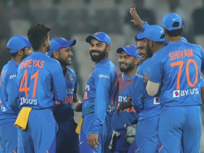 India vs West Indies: West Indies batsman smashes ball very hard; given 208 runs target to India | India vs West Indies : वेस्ट इंडिजची धडाकेबाज फलंदाजी; भारतापुढे २०८ धावांचे आव्हान