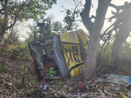 School bus accident in Jamner, 25 students including two teachers injured | जामनेरमध्ये स्कूल बसला अपघात, दोन शिक्षकांसह २५ विद्यार्थी जखमी