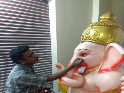 Making an idol of Ganaraya is a service Sculptors who give holistic vision to Bappa | 'गणरायाची मूर्ती साकारणे ही सेवा...' बाप्पांना साैंदर्यपूर्ण दृष्टी देणारे मूर्तिवंत