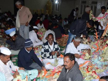 Donation of 75 lakhs on the chariot of Sevagiri Maharaj in Pusegaon on the occasion of Amrit Mahatsavi; Including foreign currencies | अमृतमहोत्सवीवर्षी सेवागिरी महाराजांच्या रथावर ७५ लाखांची देणगी; परदेशी चलनांचाही समावेश