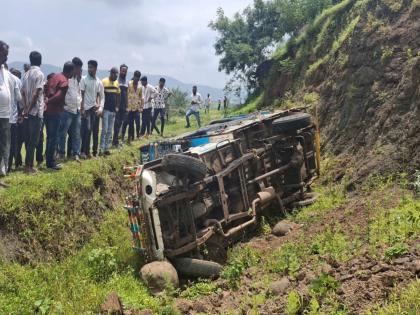 Pickup falls into 100 to 150 feet ravine in Khed taluka 8 women reported dead so far | खेड तालुक्यात पिकअप १०० ते १५० फूट दरीत कोसळली; आतापर्यंत ८ महिलांचा मृत्यू झाल्याची माहिती समोर Pickup falls into 100 to 150 feet ravine in Khed taluka 8 women reported dead so far | खेड तालुक्यात पिकअप १०० ते १५० फूट दरीत कोसळली; आतापर्यंत ८ महिलांचा मृत्यू झाल्याची माहिती समोर