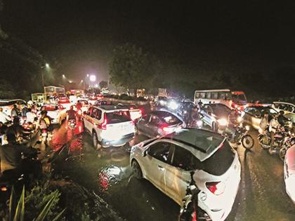 रस्त्यावर कार उभी करून जेवणास गेला; ग्राहकासह हॉटेलमालकावर गुन्हा दाखल रस्त्यावर कार उभी करून जेवणास गेला; ग्राहकासह हॉटेलमालकावर गुन्हा दाखल