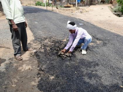 ...and quite a hand carved road; Work completed overnight: Asphalting of Mejda to Wadgona road | ...अन् चक्क हाताने उकरला रस्ता; रात्रभरात उरकले काम : मेजदा ते वाढोणा मार्गाचे डांबरीकरण