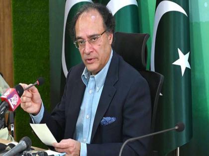 Pakistani journalists insult Shahbaz governments leader, insulted the Finance Minister in a press conference! | पाकिस्तानी पत्रकारांनी शाहबाज सरकारला दाखवली जागा, भर पत्रकार परिषदेत केला अर्थमंत्र्यांचा अपमान! Pakistani journalists insult Shahbaz governments leader, insulted the Finance Minister in a press conference! | पाकिस्तानी पत्रकारांनी शाहबाज सरकारला दाखवली जागा, भर पत्रकार परिषदेत केला अर्थमंत्र्यांचा अपमान!