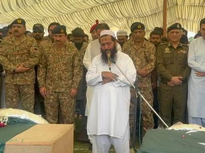 Pakistani military officers joined the funeral procession of terrorists, India announced their names! | दहशतवाद्यांच्या अंत्ययात्रेत सामील झाले पाकिस्तानचे लष्करी अधिकारी, भारताने नावेच जाहीर केली! Pakistani military officers joined the funeral procession of terrorists, India announced their names! | दहशतवाद्यांच्या अंत्ययात्रेत सामील झाले पाकिस्तानचे लष्करी अधिकारी, भारताने नावेच जाहीर केली!