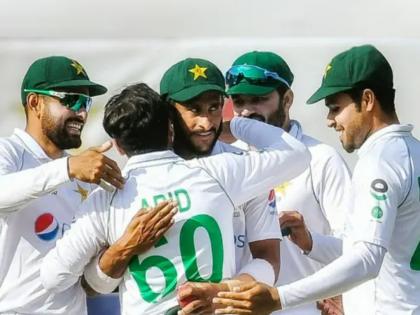 pak vs aus test Pakistan Players Unhappy With Team Director mohammad hafeez's Stringent Restrictions, read here details  | एक चूक अन् पाकिस्तानी खेळाडूंना भरावा लागेल १.४ लाखाचा दंड; PCBने लागू केला नवा नियम