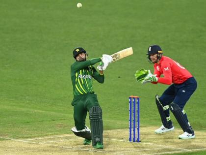 PAK vs ENG Live Match Pakistan scored 160 for 8 in 19 overs and set England a target of 161 for victory  | PAK vs ENG: पहिल्याच सामन्यात पाकिस्तानचा संघ ढेपाळला; इंग्लंडच्या गोलंदाजांनी फोडला घाम!