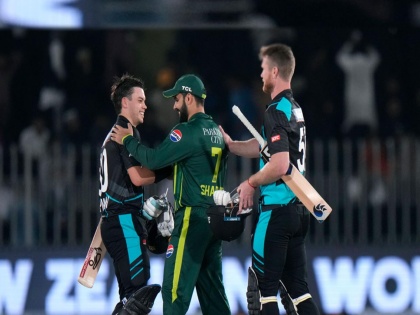 PAK vs NZ 3rd t20 New Zealand beat Babar Azam led Pakistan by 10 balls and 7 wickets | PAK vs NZ: न्यूझीलंडचे नवखे खेळाडू ठरले वरचढ; पाकिस्तानचा वर्ल्ड कपचा संघ चीतपट