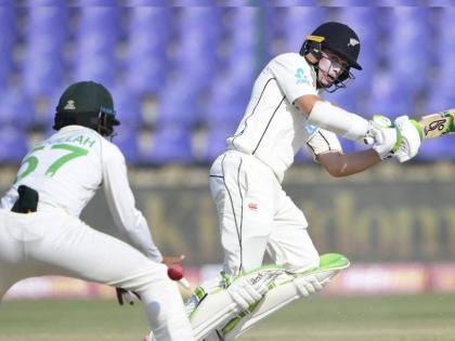 PAK vs NZ live New Zealand scored 165 runs in their first innings at the end of the second day without losing a wicket | PAK vs NZ: दुसऱ्या दिवसाअखेर बळी घेण्यासाठी पाकिस्तानी गोलंदाज तरसले; किवी संघाने यजमानांची केली धुलाई 