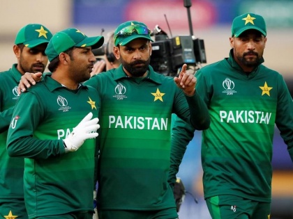 No more biryani for Pakistan cricketers as head coach Misbah-ul-Haq changes diet and nutrition plans | पाकिस्तानच्या क्रिकेटपटूंवर 'या' गोष्टीसाठी बंदी; नवीन प्रशिक्षकांचं कठोर पाऊल