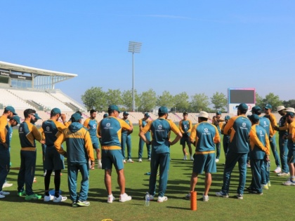 England vs Pakistan : Pakistan's Mohammad Hafeez Breaches Biosecurity Protocol In England, Visits Golf Course | England vs Pakistan : फॅनसोबतच्या एका फोटोमुळे पाकिस्तानच्या संपूर्ण संघावर संकट?; खेळाडूनं मोडला कोरोना नियम