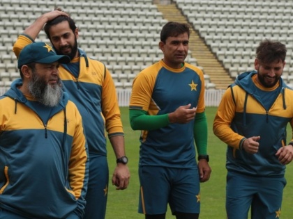 PCB struggling to find sponsor for team,Players in England have no logo on their training kits | कोरोनाचा फटका; पाकिस्तान संघाला स्पॉन्सर्स मिळेना!