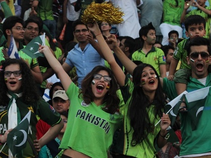 India vs Pakistan, World Cup 2019: Pakistan fans made song before the match against India, see the video | India Vs Pakistan, World Cup 2019 : भारताविरुद्धच्या सामन्यापूर्वी पाकिस्तानचे चाहते काय म्हणतायत, पाहा हा व्हिडीओ