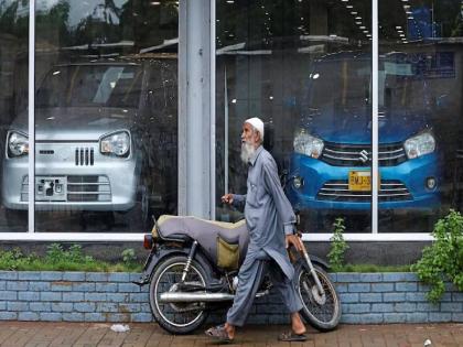 Auto companies flee Pakistan Government allows import of second-hand cars | ऑटो कंपन्यांचे पाकिस्तानातून पलायन! सरकारकडून सेकंड हॅन्ड गाड्यांना आयात करण्यासाठी परवानगी