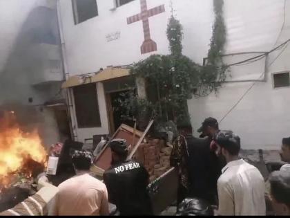 Christian family accused of blasphemy in Pakistan, several churches, houses vandalized, set on fire by angry mobs | पाकिस्तानमध्ये ख्रिश्चन कुटुंबावर ईशनिंदेचा आरोप, संतप्त जमावाकडून अनेक चर्च, घरांची तोडफोड, जाळपोळ   