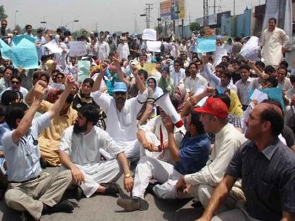 CoronaVirus doctors Protest in Lahore due to lack of ppe kits and medical equipments | CoronaVirus: अत्यावश्यक वैद्यकीय साधनं नसल्यानं लाहोरमध्ये डॉक्टरांचं उपोषण