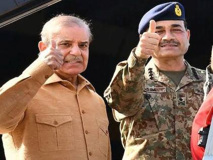 They got loans crying and increased the defense budget by 20 percent The true face of PAK, which feeds terrorism, is exposed | "खाने के लाले, लडने में सबसे आगे...!" रडत-पडत कर्ज मिळवलं अन् संरक्षण बजेट २०% नं वाढवलं; दहशतवाद पोसणाऱ्या PAK चा खरा चेहरा समोर They got loans crying and increased the defense budget by 20 percent The true face of PAK, which feeds terrorism, is exposed | "खाने के लाले, लडने में सबसे आगे...!" रडत-पडत कर्ज मिळवलं अन् संरक्षण बजेट २०% नं वाढवलं; दहशतवाद पोसणाऱ्या PAK चा खरा चेहरा समोर