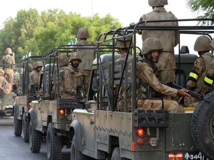 Terrorist attack on Pakistan Army convoy, 14 soldiers killed | पाकिस्तानी लष्कराच्या ताफ्यावर दहशतवादी हल्ला, १४ सैनिकांचा मृत्यू