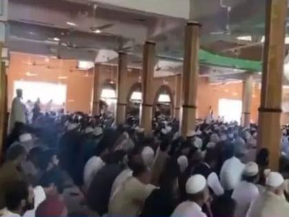There was a crowd of thousands in the mosque, Maulana asked who will fight against India? Raise your hands, then something like this happened... | मशिदीत होता हजारोंचा जमाव, मौलानाने विचारलं भारताविरोधात कोण लढणार? हात वर करा, मग घडलं असं काही... There was a crowd of thousands in the mosque, Maulana asked who will fight against India? Raise your hands, then something like this happened... | मशिदीत होता हजारोंचा जमाव, मौलानाने विचारलं भारताविरोधात कोण लढणार? हात वर करा, मग घडलं असं काही...