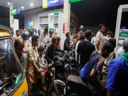 pakistan pakistan people rush to petrol pumps over fears of fuel getting expensive due to imf government talk | पाकिस्तानमध्ये पेट्रोलसाठी भयानक परिस्थीती! लोकांनी एक लिटर पेट्रोलसाठी लावल्या लांबच लांब रांगा