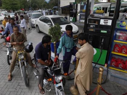 pakistan yearning for every drop of petrol and diesel foreign banks refuse financing | पाकिस्तानला परदेशी बँकांचा मोठा दणका! आता देशात पेट्रोल-डिझेलचा तुटवडा भासणार