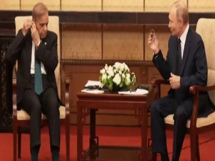 Pakistan Prime Minister Shahbaz Sharif mocked again; Confused in front of Putin after 3 years, video goes viral | पाक पंतप्रधान शाहबाज शरीफ यांची पुन्हा खिल्ली उडवली; ३ वर्षांनी पुतिन यांच्यासमोर गोंधळले,व्हिडीओ व्हायरल Pakistan Prime Minister Shahbaz Sharif mocked again; Confused in front of Putin after 3 years, video goes viral | पाक पंतप्रधान शाहबाज शरीफ यांची पुन्हा खिल्ली उडवली; ३ वर्षांनी पुतिन यांच्यासमोर गोंधळले,व्हिडीओ व्हायरल