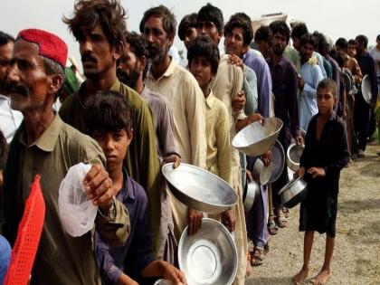 Pakistan is under the burden of debt; Half the country is hungry even after the IMF bailout package! | कर्जाच्या ओझ्याखाली दबला पाकिस्तान; IMFच्या बेलआऊट पॅकेजनंतरही अर्धा देश उपाशी! Pakistan is under the burden of debt; Half the country is hungry even after the IMF bailout package! | कर्जाच्या ओझ्याखाली दबला पाकिस्तान; IMFच्या बेलआऊट पॅकेजनंतरही अर्धा देश उपाशी!