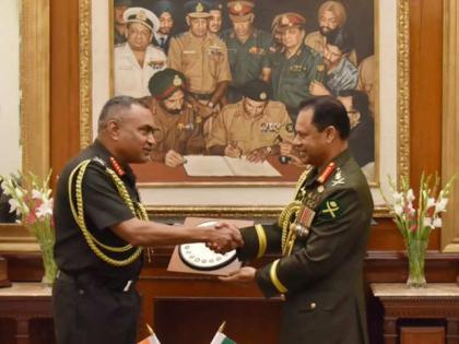 The meeting of India Bangladesh army chiefs the discussion is about the photo behind them rather than the meeting general niazi surrender in background | भारत-बांगलादेशच्या लष्कर प्रमुखांची भेट, भेटीपेक्षा त्यांच्यामागील फोटोचीच चर्चा