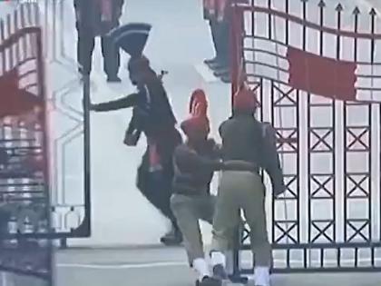 Pakistan opened the gates of Attari and Wagah borders; fear was so big that even Pakistanis were not allowed in... | पाकिस्तानने अटारी, वाघा बॉर्डरचे गेट उघडले; धास्ती एवढी की पाकिस्तानींनाही घेत नव्हते... Pakistan opened the gates of Attari and Wagah borders; fear was so big that even Pakistanis were not allowed in... | पाकिस्तानने अटारी, वाघा बॉर्डरचे गेट उघडले; धास्ती एवढी की पाकिस्तानींनाही घेत नव्हते...