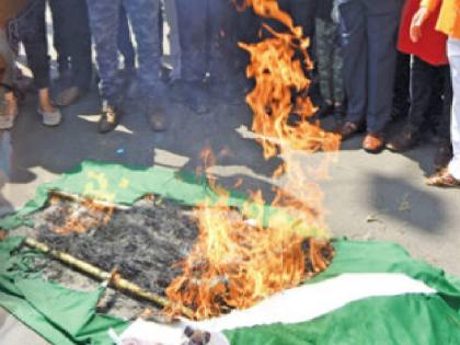 Shiv Sainiks burn Pakistan flag in Kolhapur, demand permanent ban on PFI organization | कोल्हापुरात शिवसैनिकांनी जाळला पाकिस्तानचा झेंडा, पीएफआय संघटनेवर कायमची बंदी घालण्याची केली मागणी