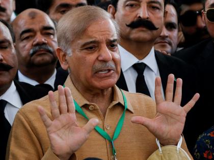 Location can be found for just Rs 150, phone records for Rs 600! Pakistani ministers' security in danger | अवघ्या १५० रुपयांत मिळतं लोकेशन, तर ६०० रुपयांत फोन रेकॉर्ड! पाकिस्तानी मंत्र्यांची सुरक्षा धोक्यात Location can be found for just Rs 150, phone records for Rs 600! Pakistani ministers' security in danger | अवघ्या १५० रुपयांत मिळतं लोकेशन, तर ६०० रुपयांत फोन रेकॉर्ड! पाकिस्तानी मंत्र्यांची सुरक्षा धोक्यात