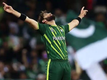  Pakistan's star bowler Shaheen Afridi will be away from international cricket for 6 months due to injury  | Shaheen Afridi: पाकिस्तानला पराभवानंतर दुखापतीचा 'दे धक्का', शाहिन आफ्रिदी 6 महिने क्रिकेटला मुकणार