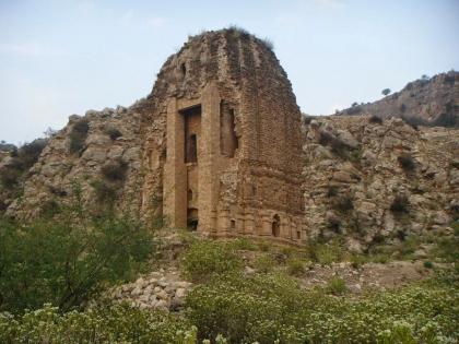 Restoration of Hindu temple in Pakistan after 64 years, community's demand for many years finally fulfilled | पाकिस्तानात 64 वर्षांनंतर हिंदू मंदिराचा जीर्णोद्धार, समाजाची अनेक वर्षांची मागणी अखेर पूर्ण